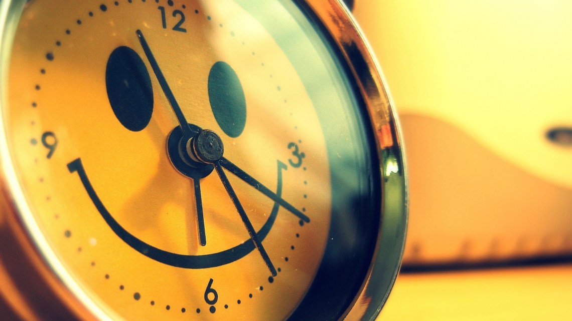 alarm_clock_smile_funny_creative_design_7327_1920x1080